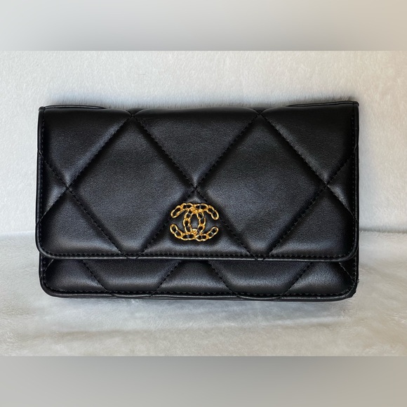 CHANEL Handbags - Vintage Chanel flap clutch quilted lambskin purse with gold Chanel CC logo.